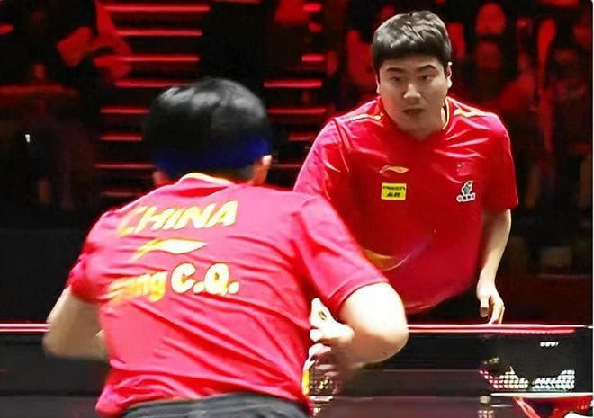 新加坡大满贯王楚钦遭遇争议判罚，两习惯被裁判抓住，发球受影响