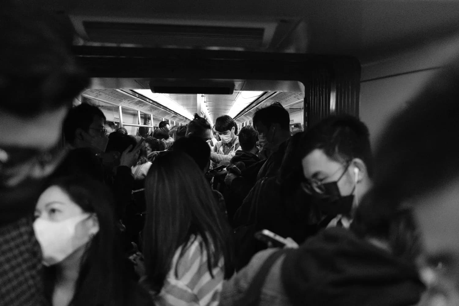 寒潮致杭州地铁16号线停运，公交紧急驰援保障市民出行