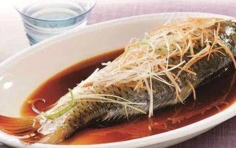 清蒸鲤鱼简单几步，就能做出不一样的味道，你喜欢吗