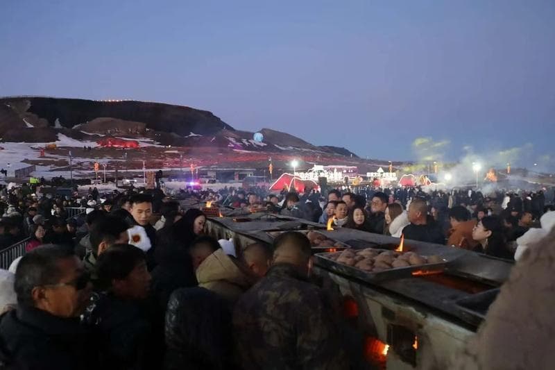 内蒙古一地火山"引爆"文旅业，“上山烤土豆下山吃羊肉”