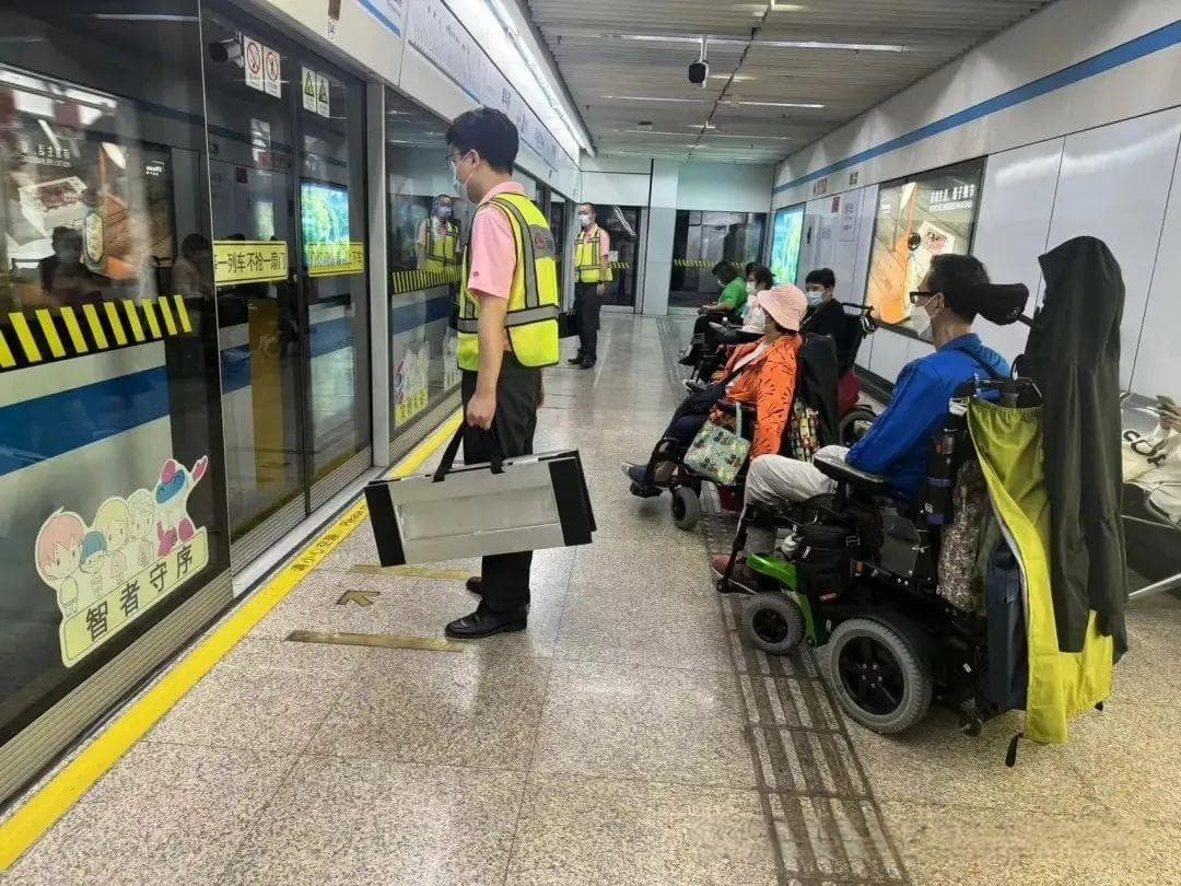 地铁里的暖心故事：从轮椅乘客到失物招领
