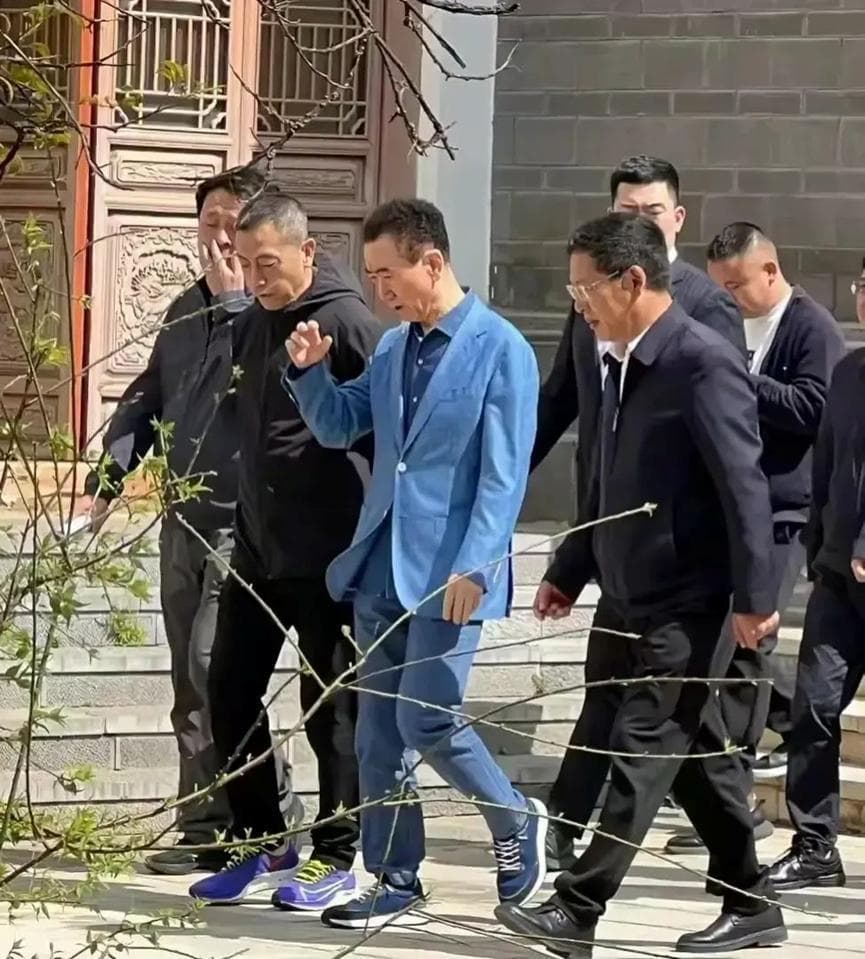 昔日千亿首富万达老板王健林瘦成皮包骨，深陷财务困境：万达帝国何去何从？