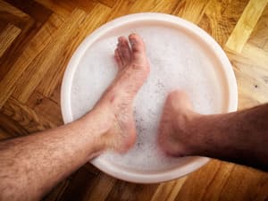 成都治疗类风湿医院“排名上升”艾草和生姜泡脚治类风湿吗?