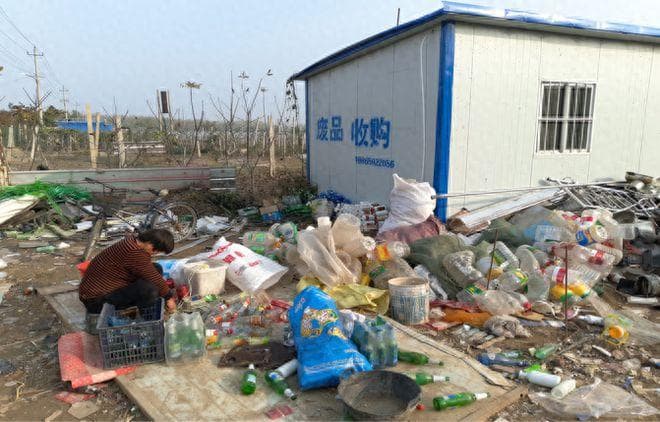 真环保还是忽悠人？美国人非要把玻璃瓶磨成沙子，到底有什么用？