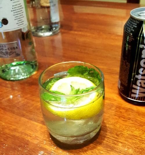 彩虹鸡尾酒制作指南：从材料准备到成品呈现