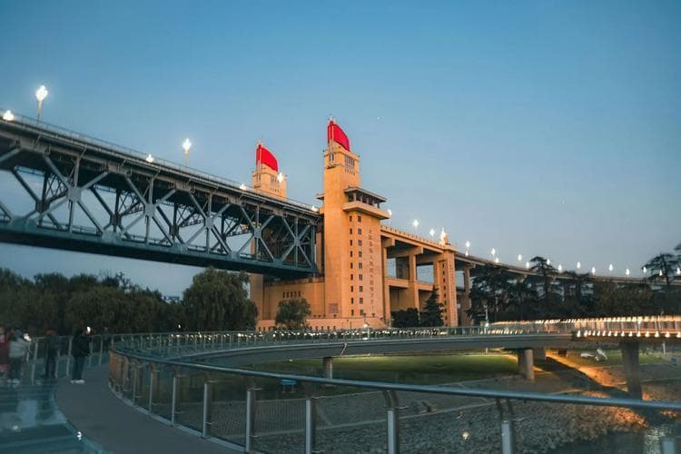 南京长江大桥真的制约长江航运吗？数据分析长江黄金水道通航能力