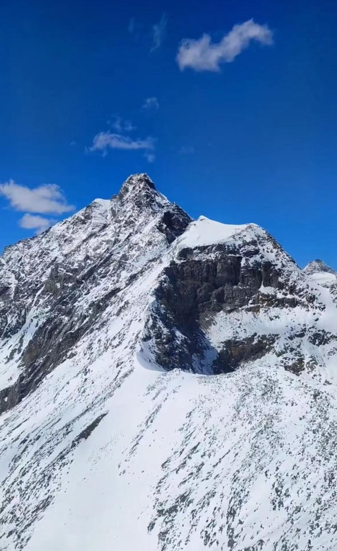 痛心！49岁男子在四川登山坠崖遇难，官方回应：事发地为未开发区域