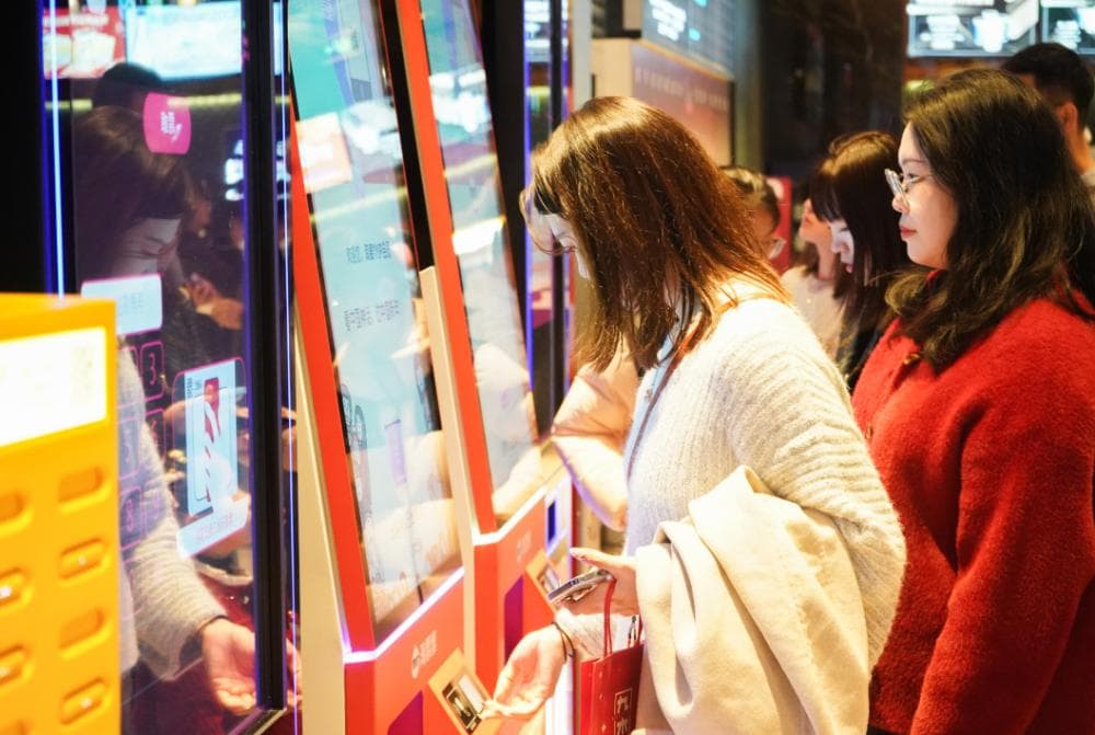 2025年春节档票房破60亿！广州热门场次“一票难求”