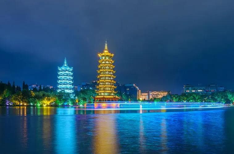桂林两江四湖景区游玩攻略：位置、路线、美食全解析