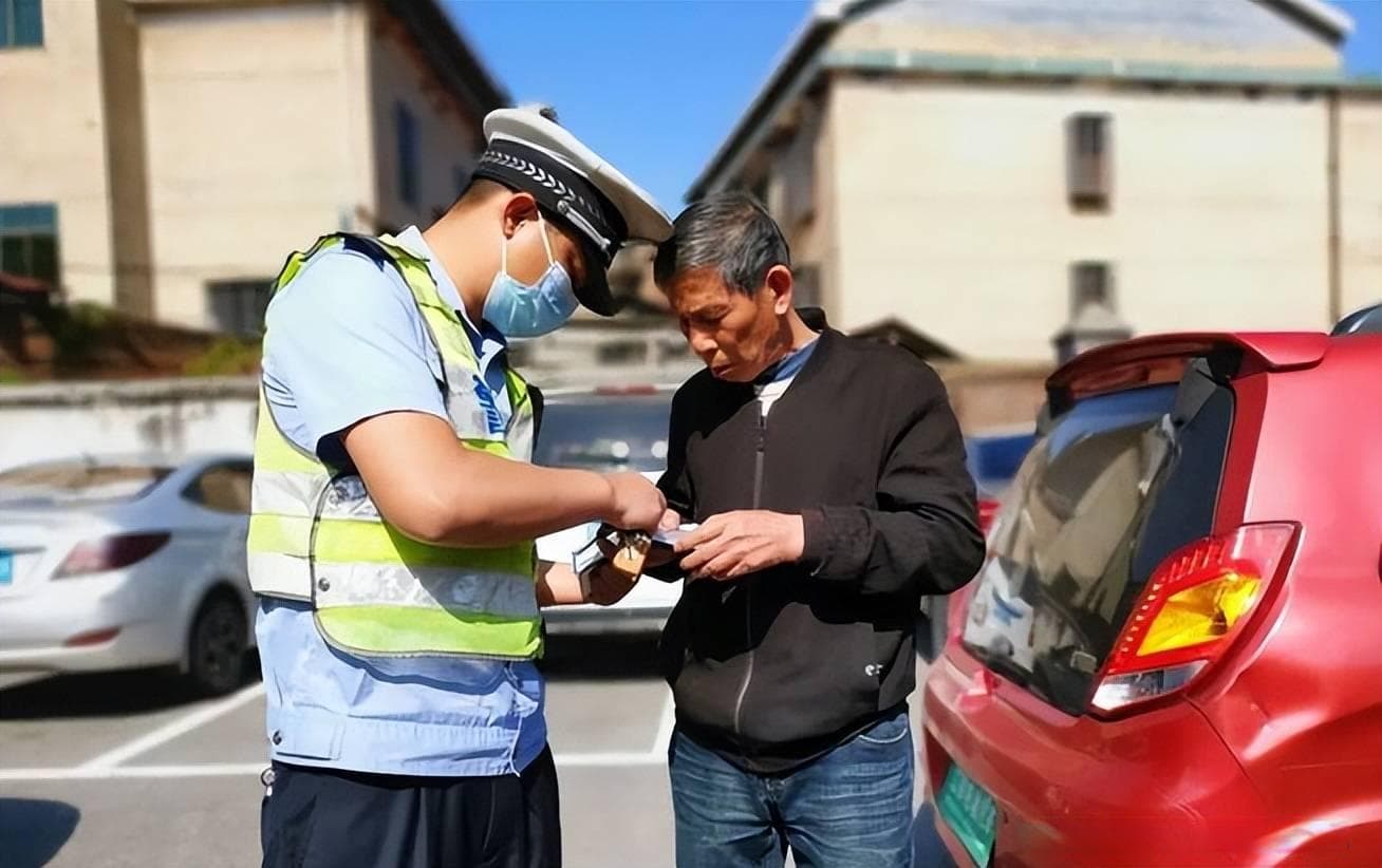 70岁以上的老年人注意了，用驾照有3个附加条件，已有多人吃过亏
