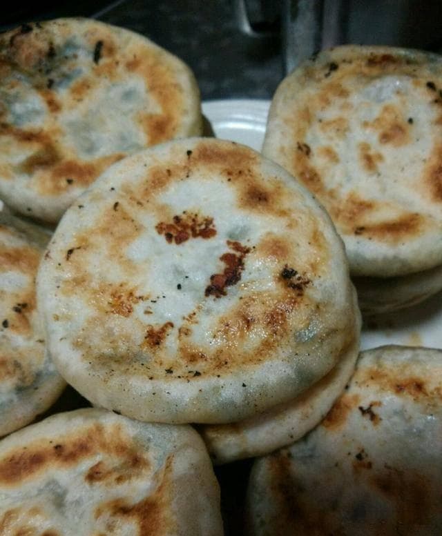 韭菜肉馅饼秘籍：和面发酵加调味，中小火煎制金黄脆