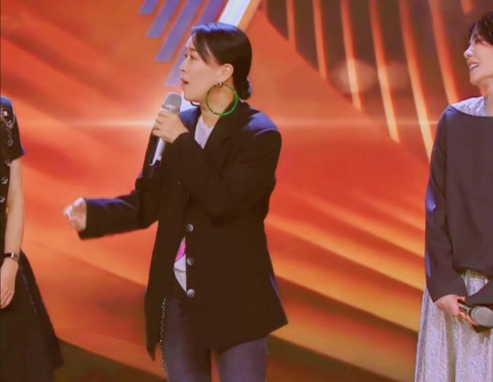 考古王菲那英26年友情才明白：为何性格不同的两人，能够当闺蜜