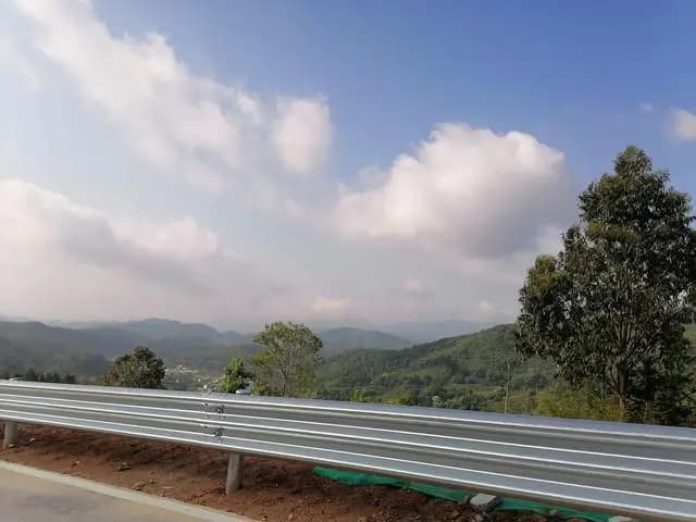 为何高速公路波形护栏偏爱防阻块？揭秘背后的原因与成本考量！
