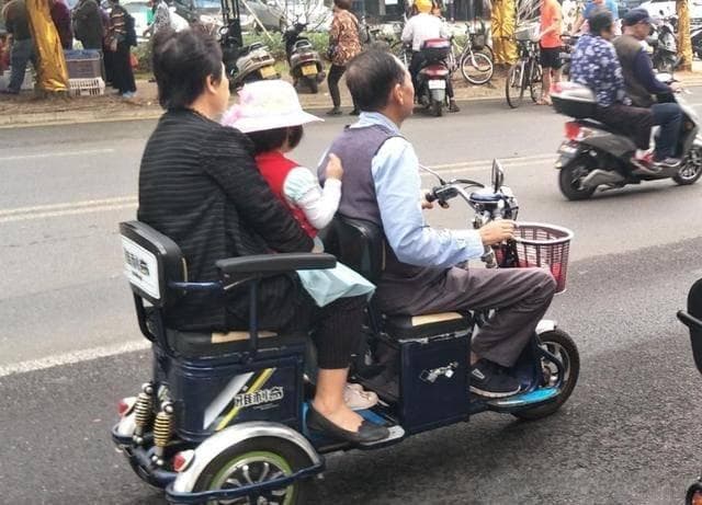 70岁以上的老年人，选择哪种电动车？5种车型放心骑，注意7点要求