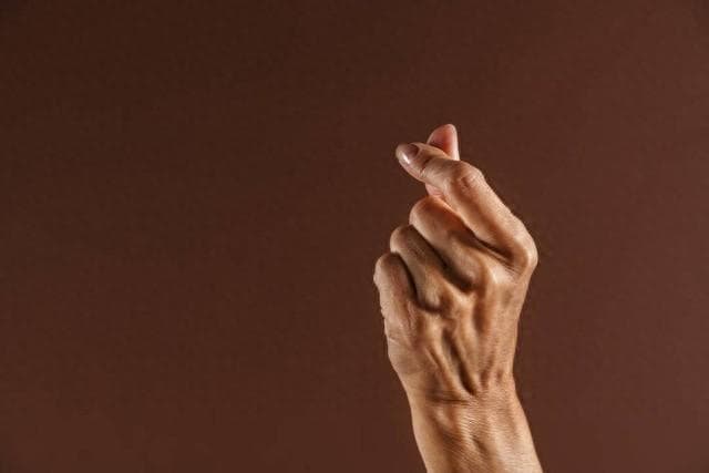 经常掰手指，老了会得关节炎？这样响没事，又响又痛可能是这些病