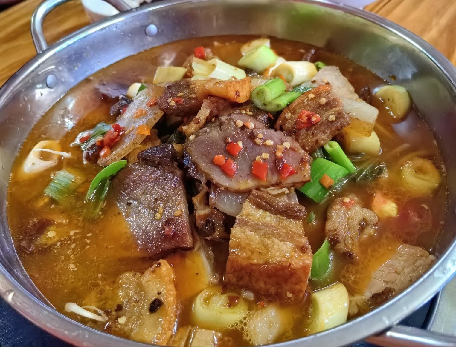 贵州毕节织金洞洞藏：烟熏腊肉火锅配折耳根蘸水攻略