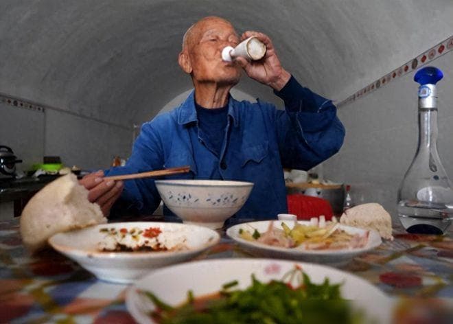 老人戒酒，相当于“作死”?人老了还要不要戒酒?医生一次性说清