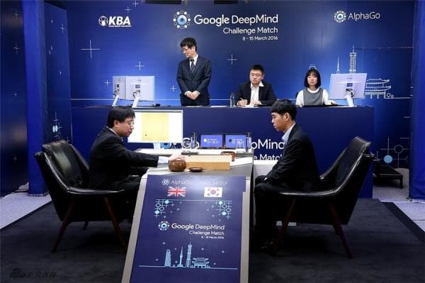 AlphaGo vs 李世石：人类智慧第一次被AI正面击败