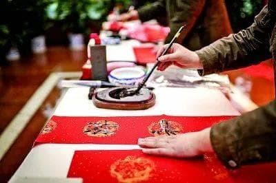 笔墨生香迎龙年 春联中的文化韵味与时代风采