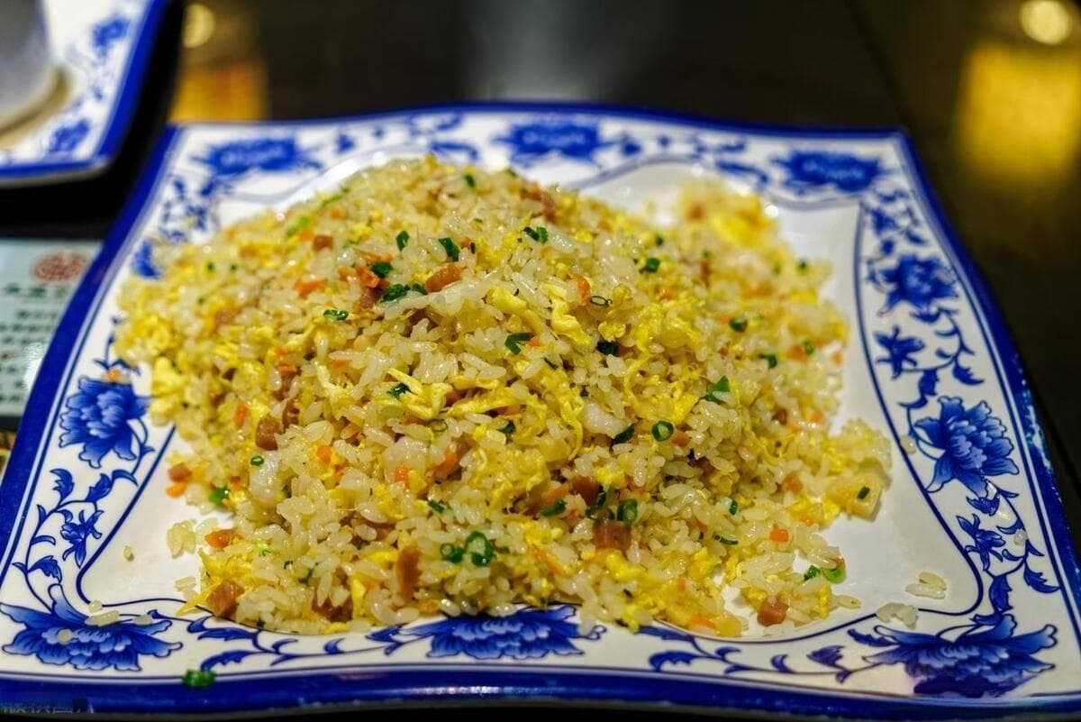 扬州美食：从炒饭到蟹粉小笼包的精致饮食文化
