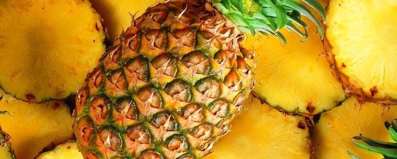 判断凤梨是否成熟的方法，成熟的凤梨青中带黄