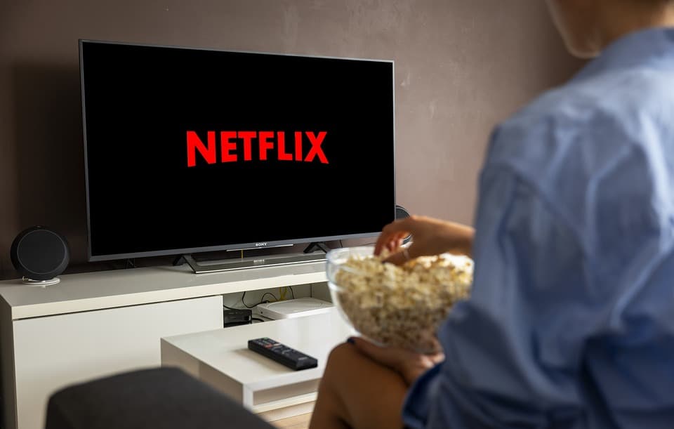 运营商提供的 IPTV 会占用网络宽带吗？如何保证网络正常使用？