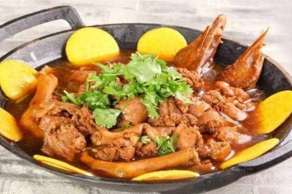铁锅炖大鹅，以其独特的烹饪方式和鲜美的口感深受人们喜爱