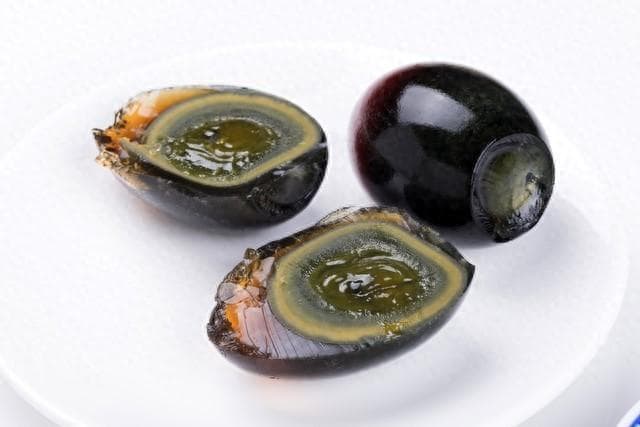 皮蛋不能随便吃？医生忠告：不想肠癌找上门，这些食物要少吃为妙