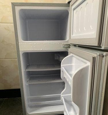 无胶清洗冰箱的妙招（使用天然材料）