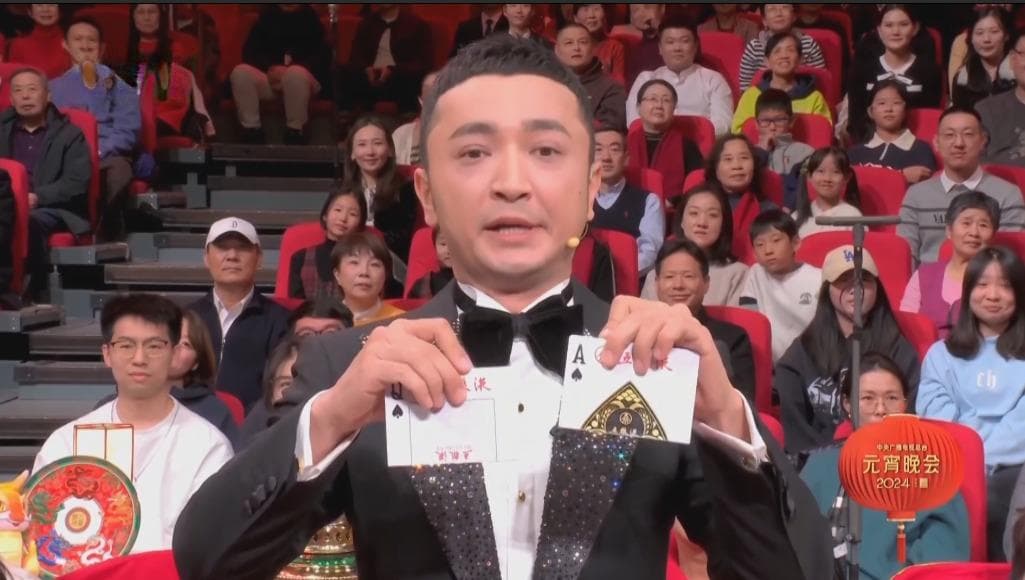 尼格买提春晚魔术失误成热门