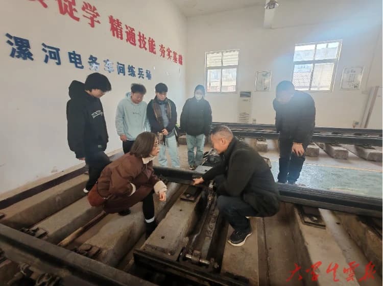 武铁学子漯河实践：机器人巡检助力铁路智能升级