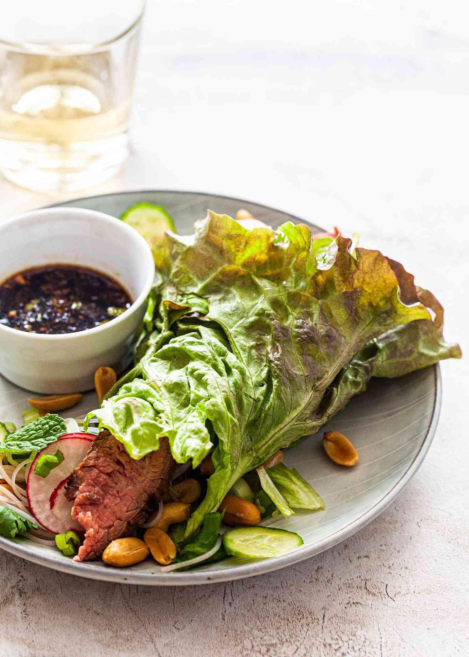 亚洲风味牛肉生菜卷