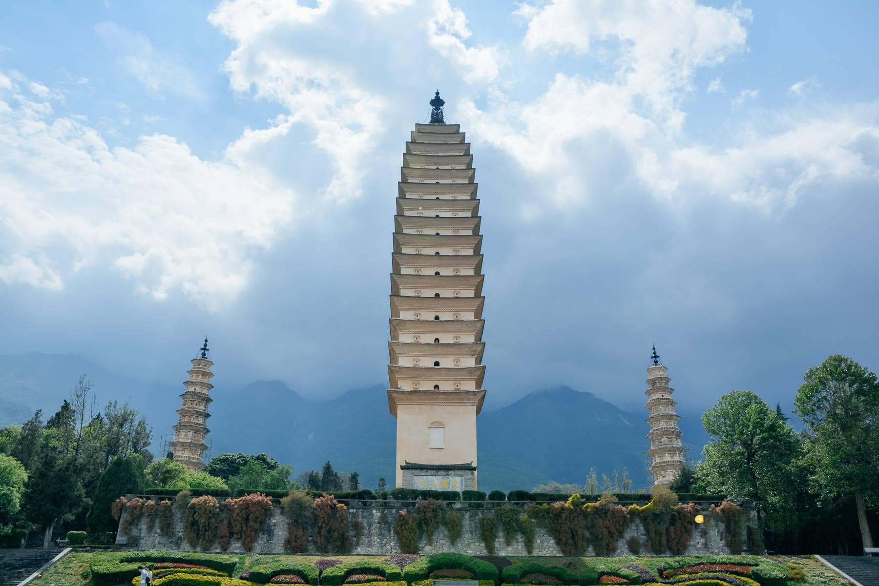 69米千寻塔屹立千年，大理崇圣寺三塔见证南诏历史