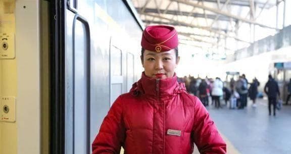 一趟穿过4个季节的列车，跨越整个中国，乘务员要换6套衣服