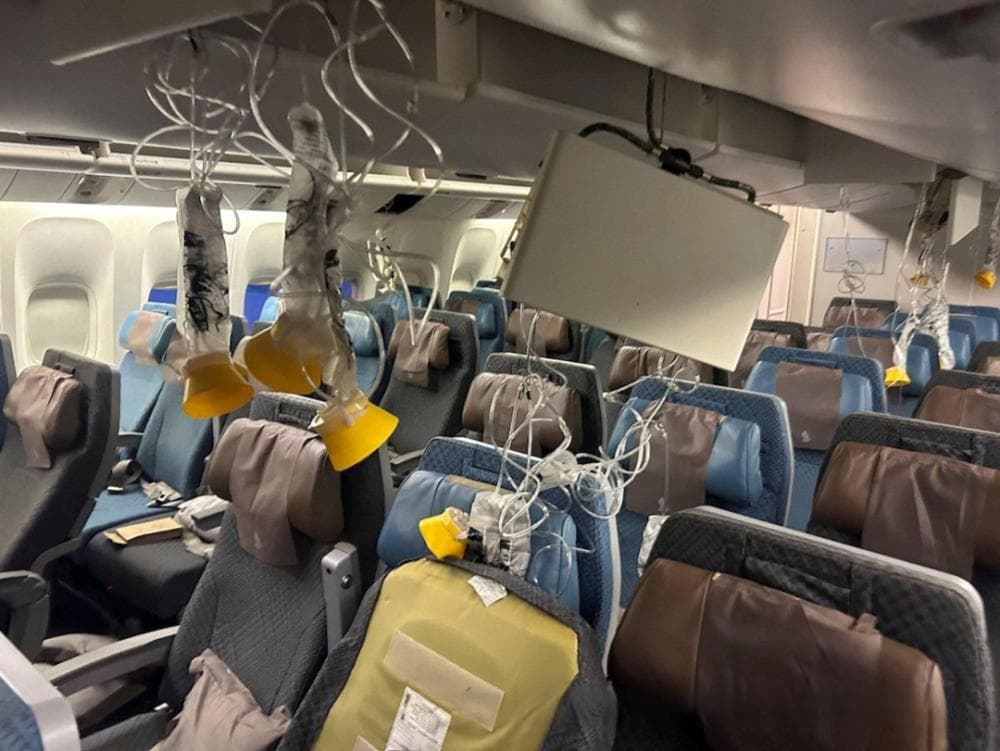 如何应对飞机湍流、颠簸事故频发：记住坐下就系好安全带