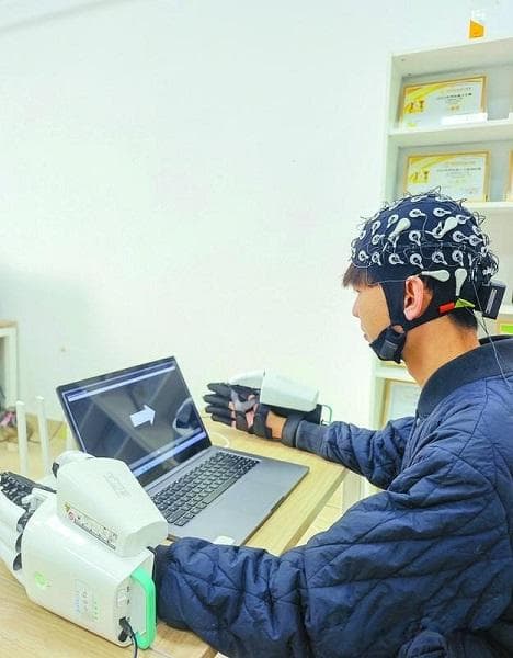 走进华理实验室，体验“全流程自适应生成式脑机接口系统”