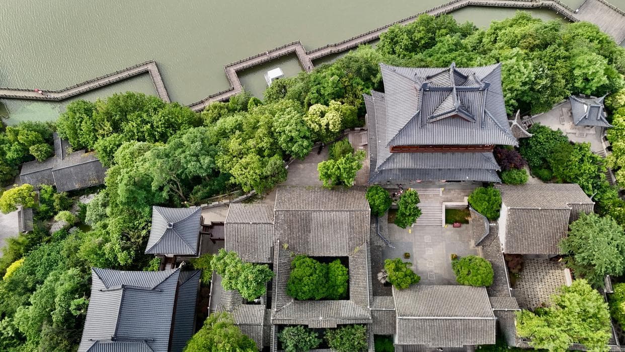 登镇江北固山，这里被称为天下第一江山，刘备相亲的甘露寺就在这