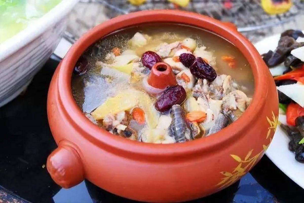 云南汽锅鸡：穿越百年的美味传奇，家庭餐桌必备的健康佳肴！