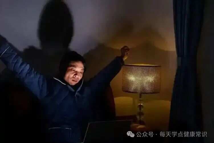 医生多次告诫：年纪大了，宁可多起夜，也不要在睡前多做这3件事