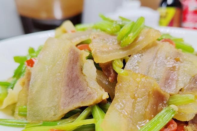 芹菜炒腊肉的家常做法，芹菜鲜嫩清香，腊肉肥不腻口，瘦不塞牙