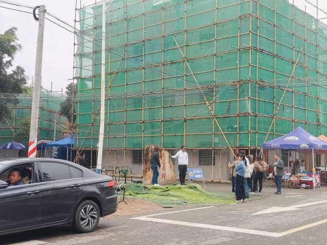 每日万人打卡！梁文锋老家米历岭村的蜕变之路