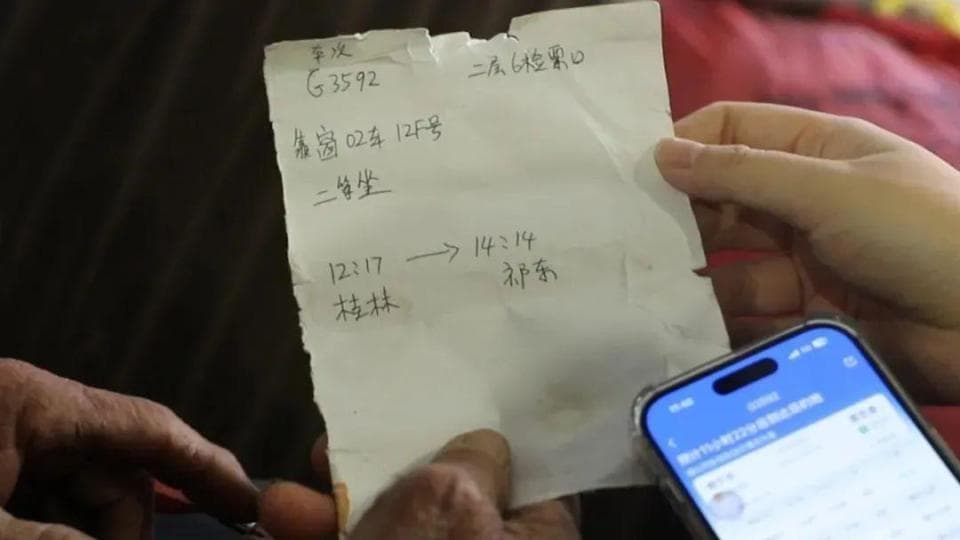 77岁老人拿手写“车票”乘高铁？网友：看到后续放心了