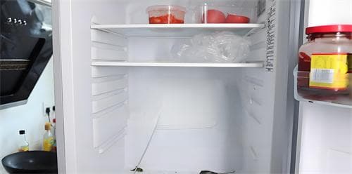 冰箱排水孔在哪个位置