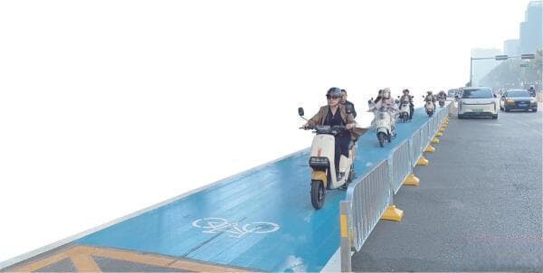 增设非机动车道 汽车、电鸡、路人各行其道