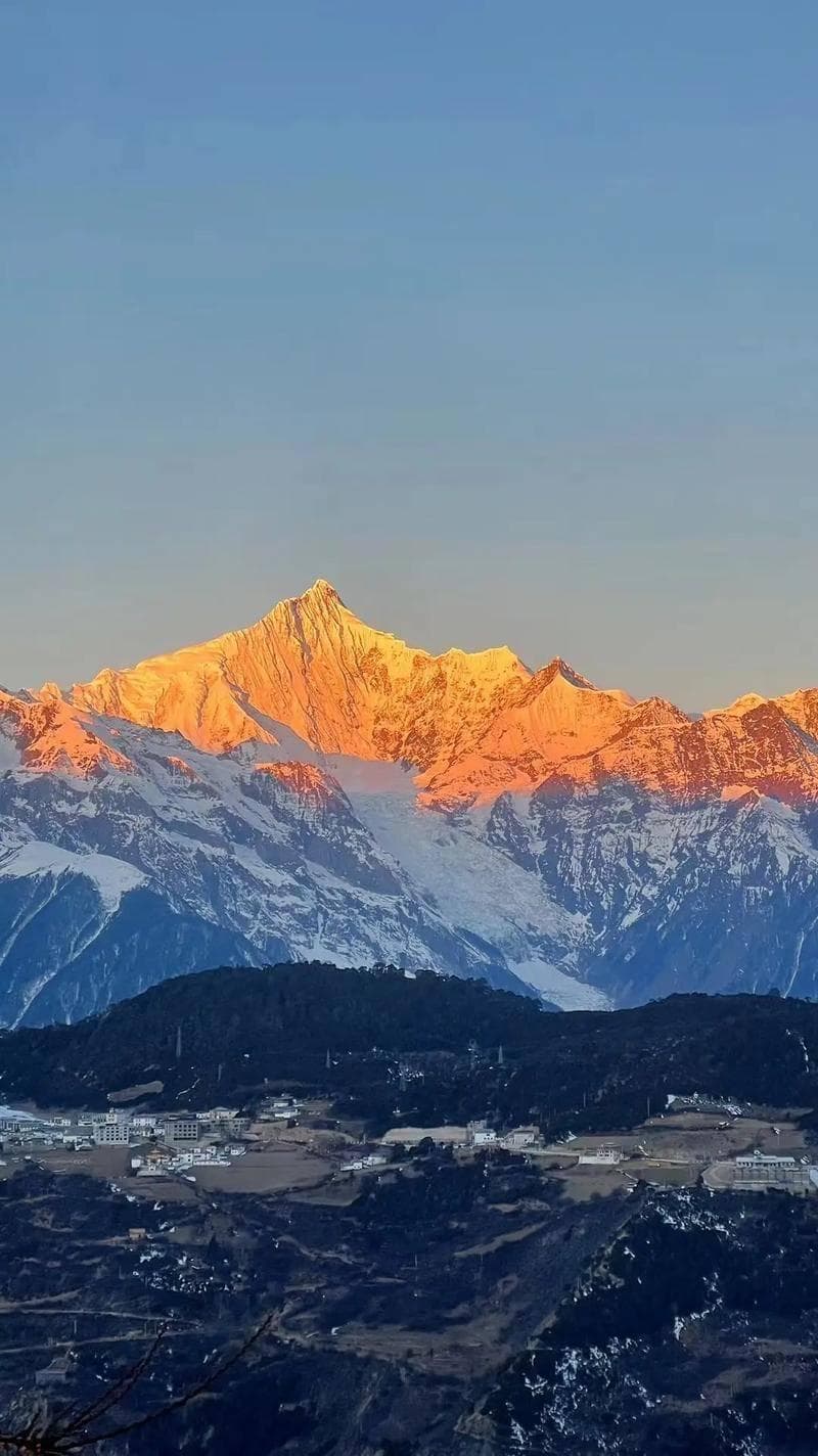 探秘梅里雪山：邂逅滇西圣境的磅礴与神圣