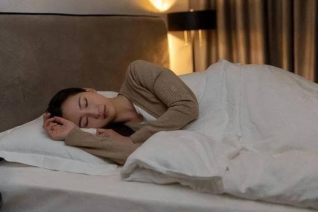 睡觉时，向左侧卧还是向右侧卧？医生：若不懂这3点，越睡越伤身