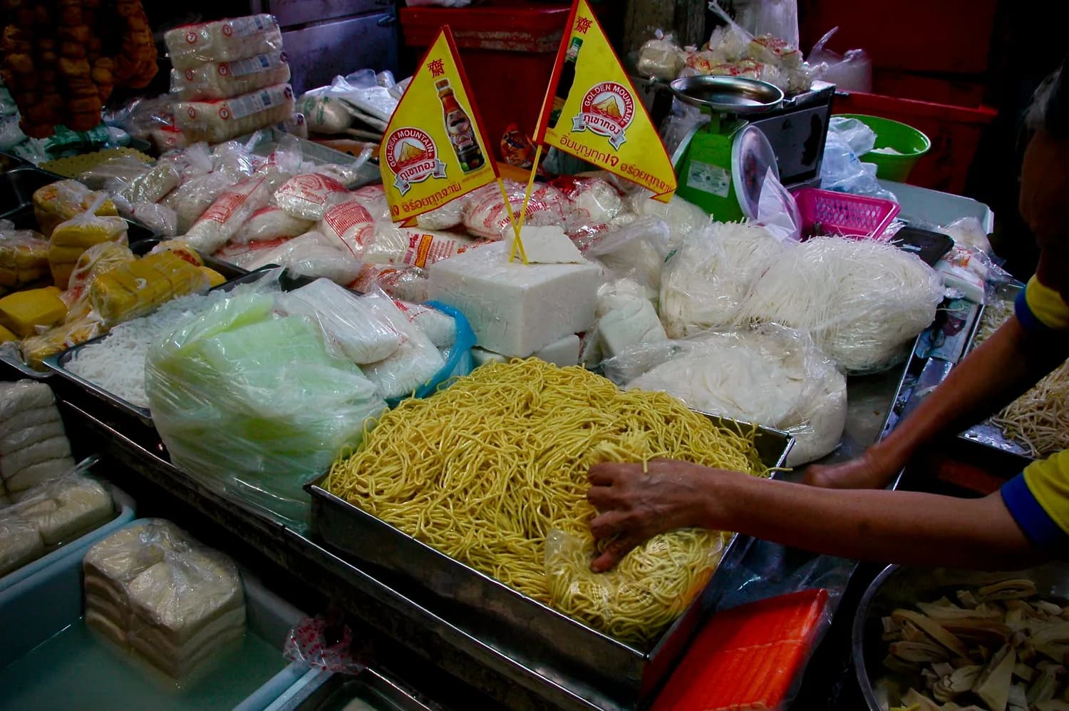 过期食品频现餐桌，白云区市场监管局：坚决杜绝过期食品流入市场