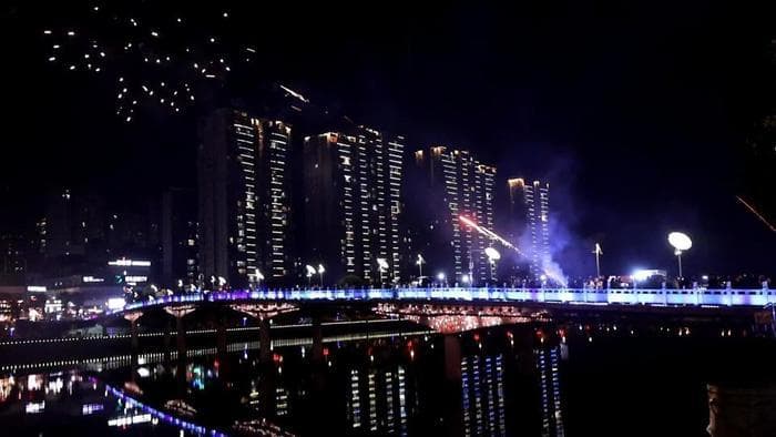 春节前浏阳“加特林”降价至20元，商家不敢囤货，200多元的“七彩祥云”热销