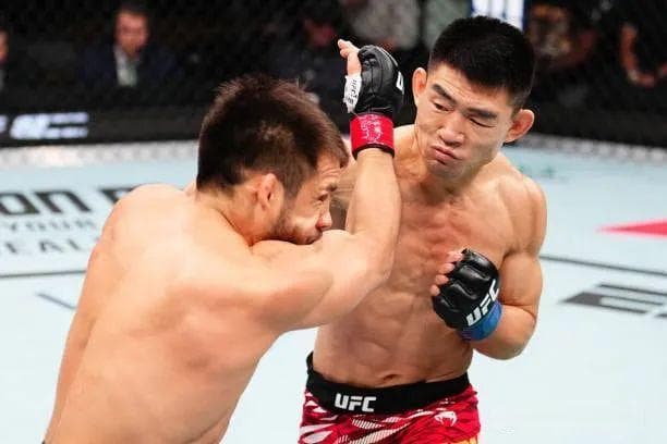 宋亚东第三回合技术性判定战胜前UFC冠军赛胡多