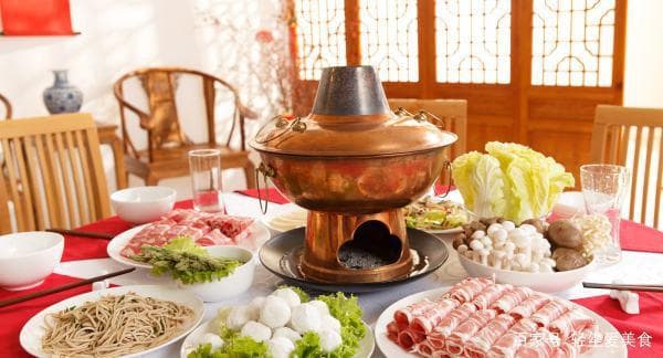 老北京涮羊肉：八个部位详解与传统烹饪技艺